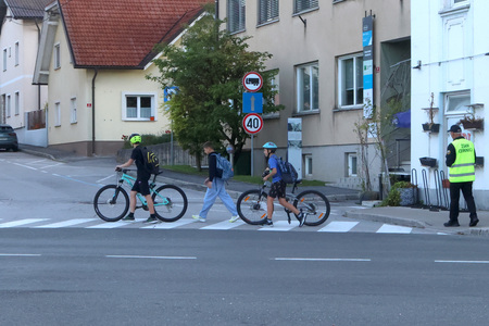 VARNA POT V ŠOLO ZŠAM CERKNICA 01 FOTO LJUBO VUKELIČ